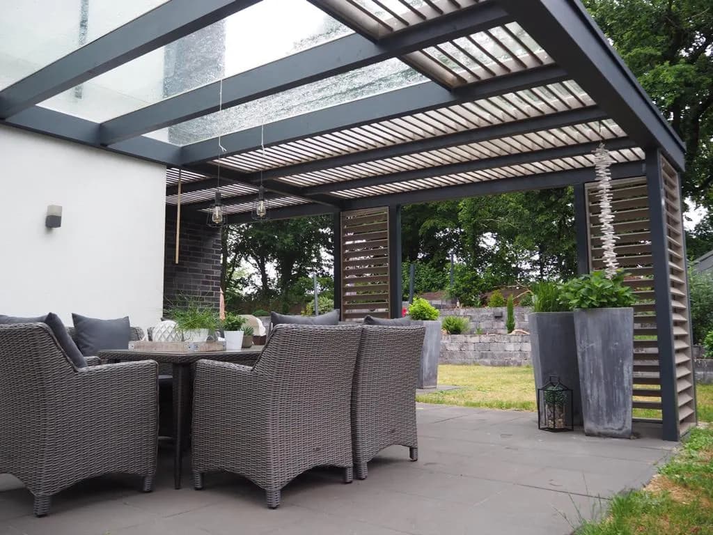 Überdachte Terrasse mit Loungemöbeln