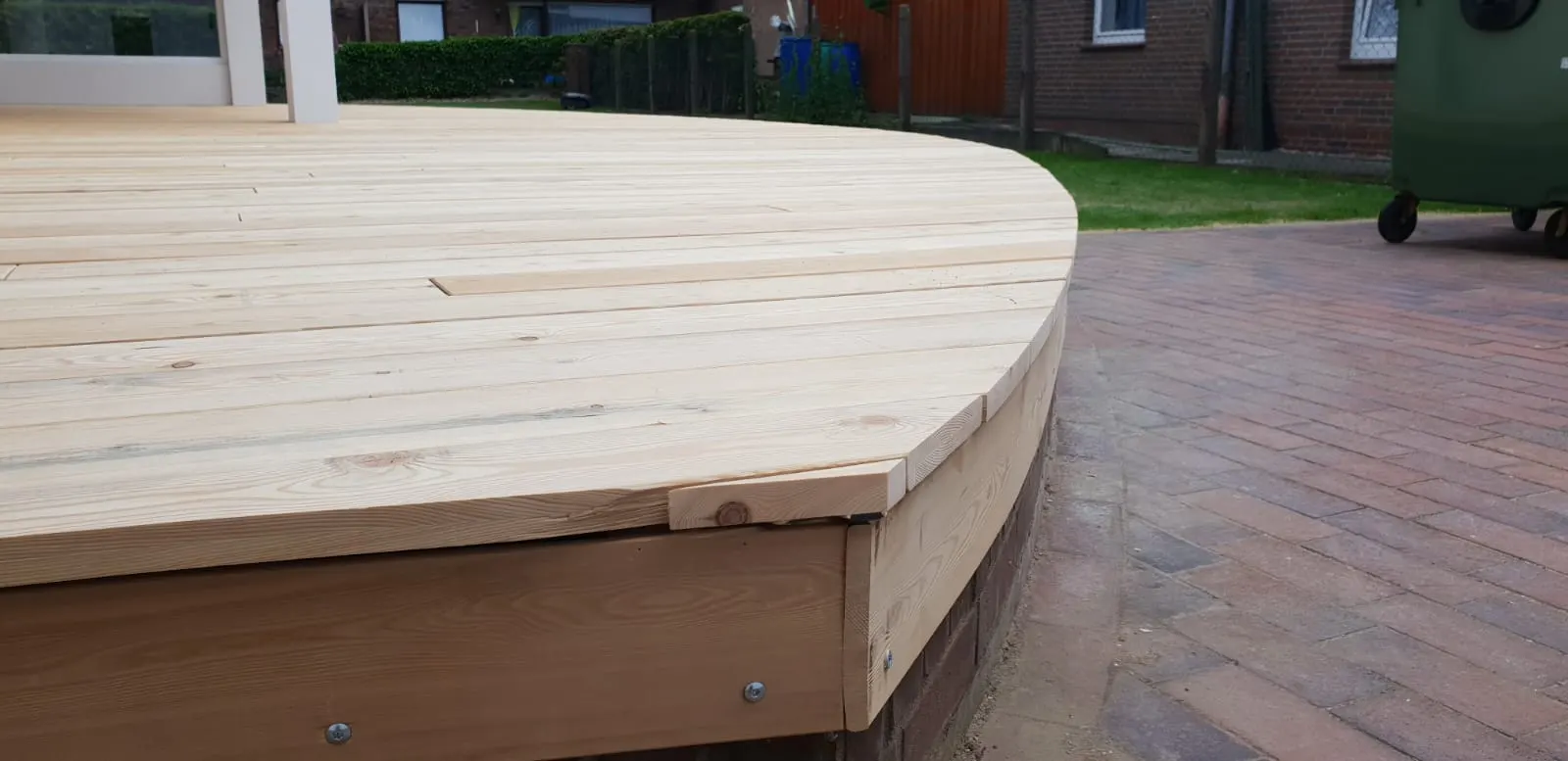 Holzdeck mit geschwungener Sitzbank