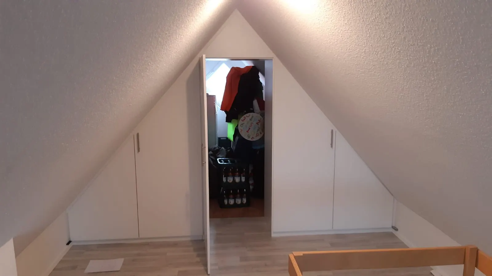 Maßgefertigter Schrank in der Dachschräge im Dachgeschossflur