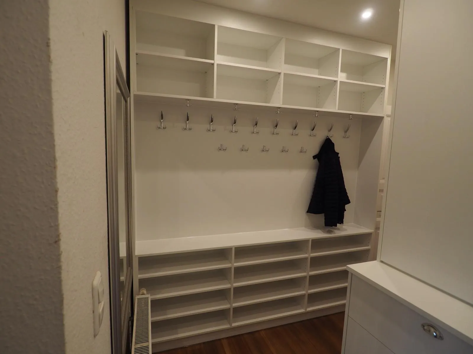 Maßgefertigte Garderobe mit Sitzbank, Haken und offenen Fächern