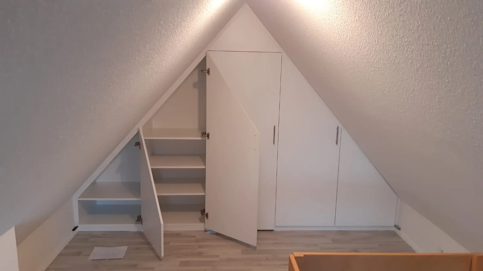 Einbauschrank in der Dachschräge mit innenliegenden Regalböden