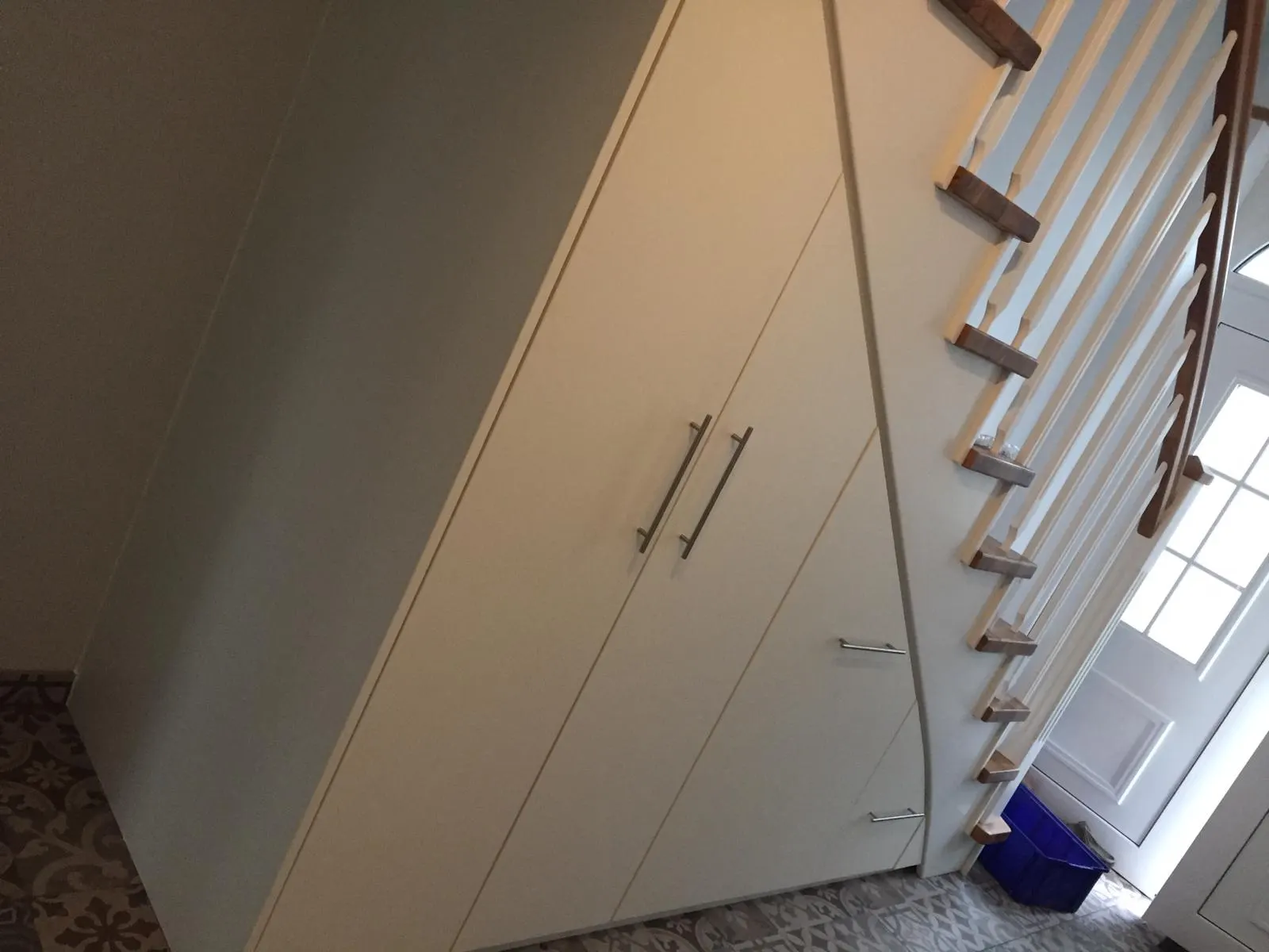Einbauschrank entlang der Treppe unter der Dachschräge
