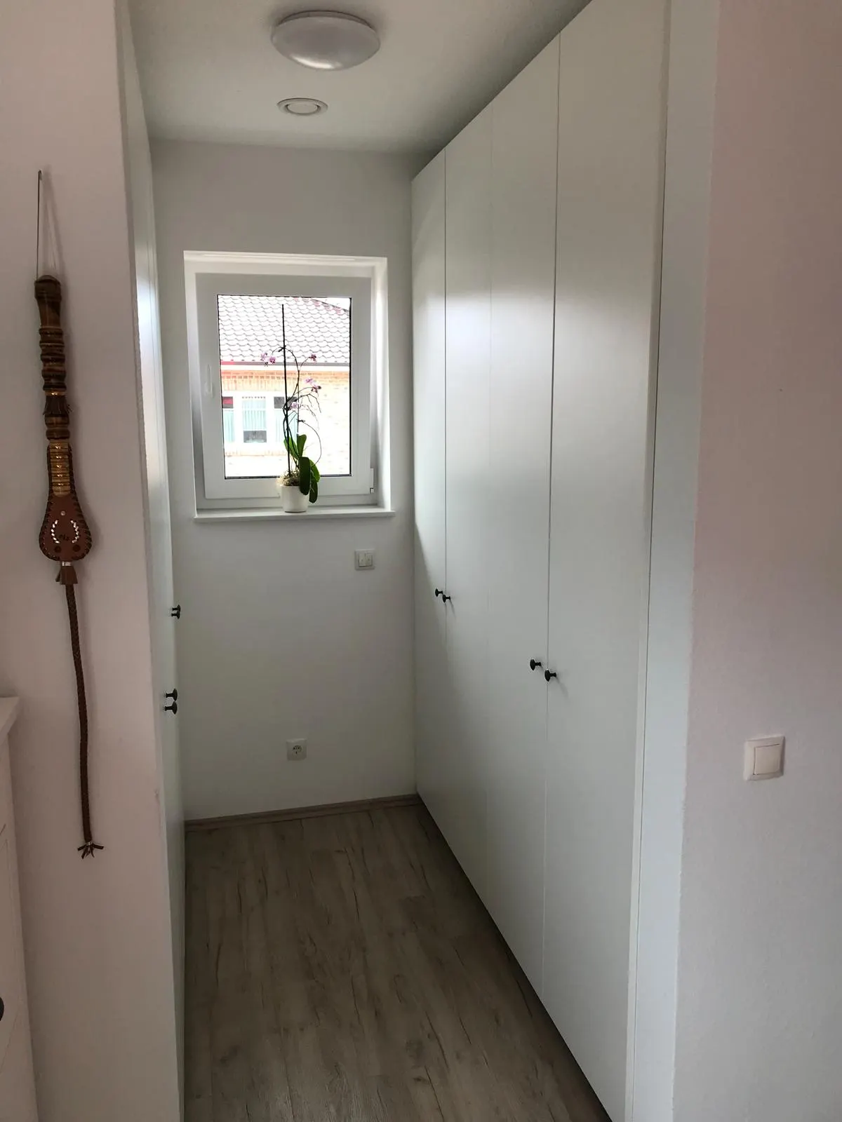 Weißer Garderobenschrank nach Maß im Flur