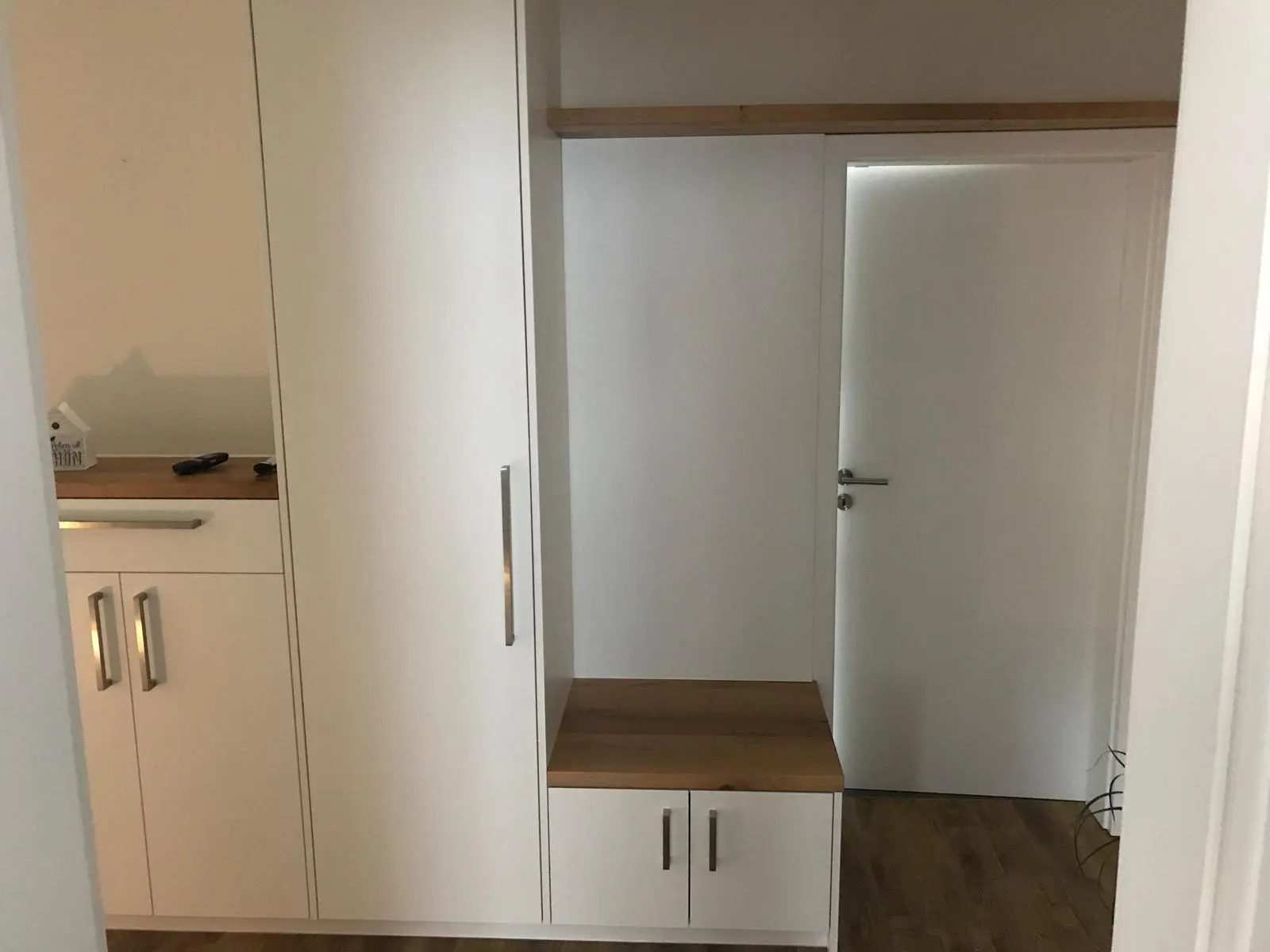 Flur mit maßgefertigtem Einbauschrank und weißer Zimmertür