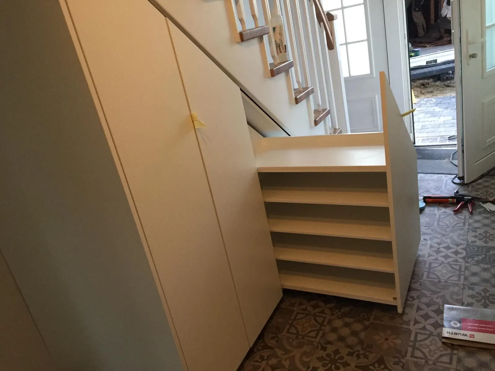 Maßgefertigter Stauraum unter der Treppe mit Schuhregal