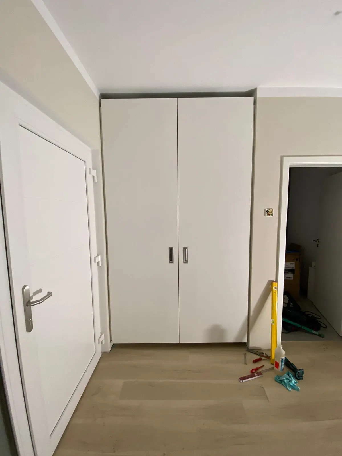 Weißer Einbauschrank im Flur, raumhoch eingepasst