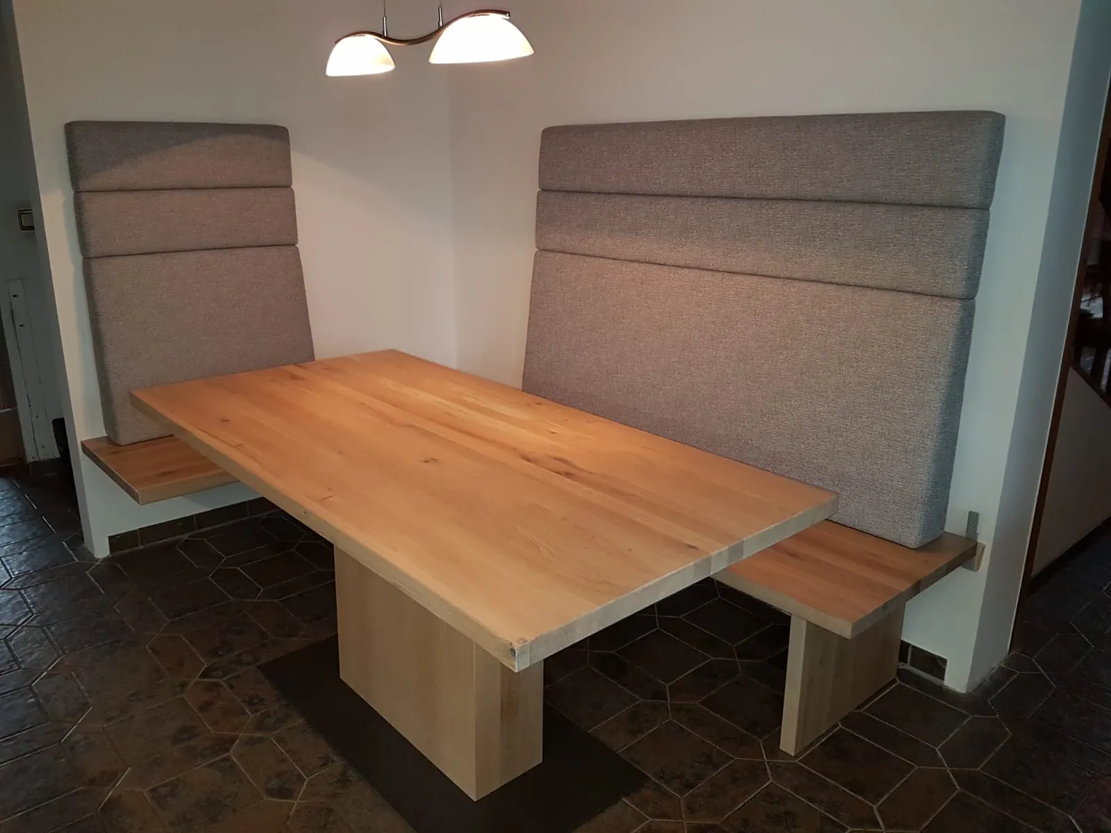 Essplatz mit maßgefertigter Polsterbank und Holztisch
