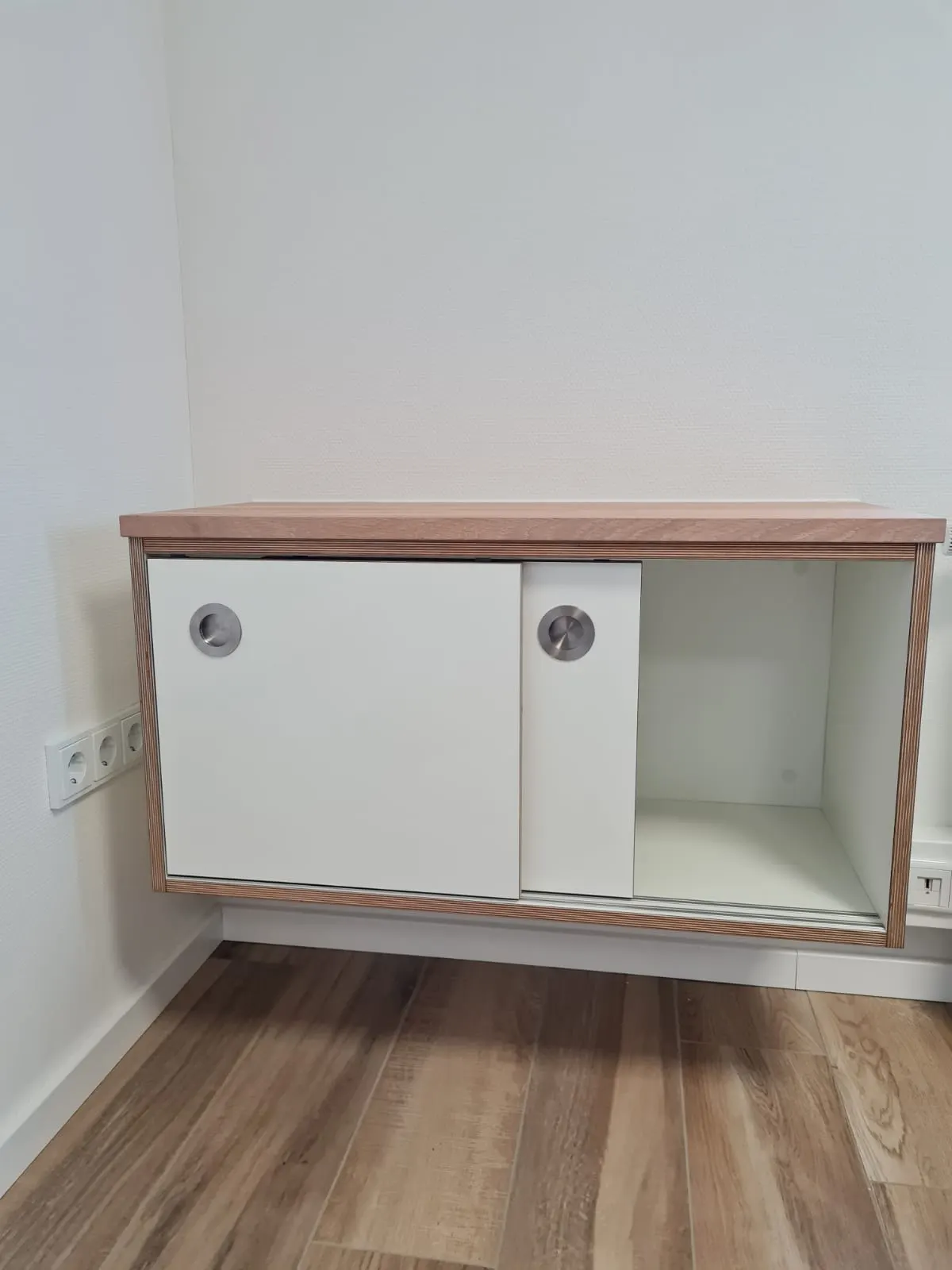 Sideboard in Weiß mit Ablage aus Eiche