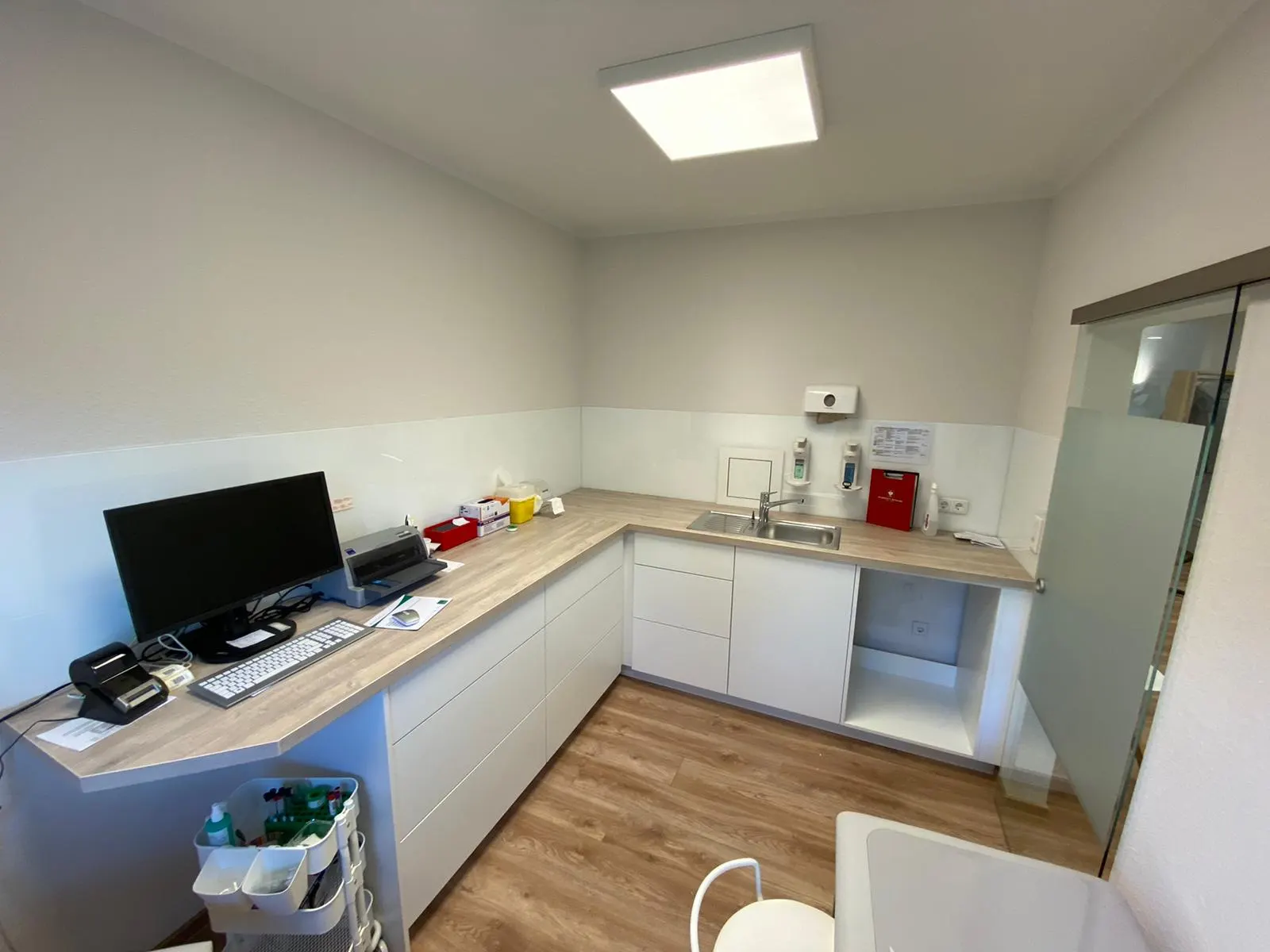 Büro mit maßgefertigtem Eck-Schreibtisch