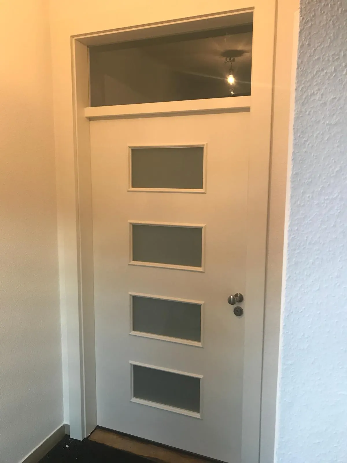 Weiße Innentür mit satinierten Glaseinsätzen