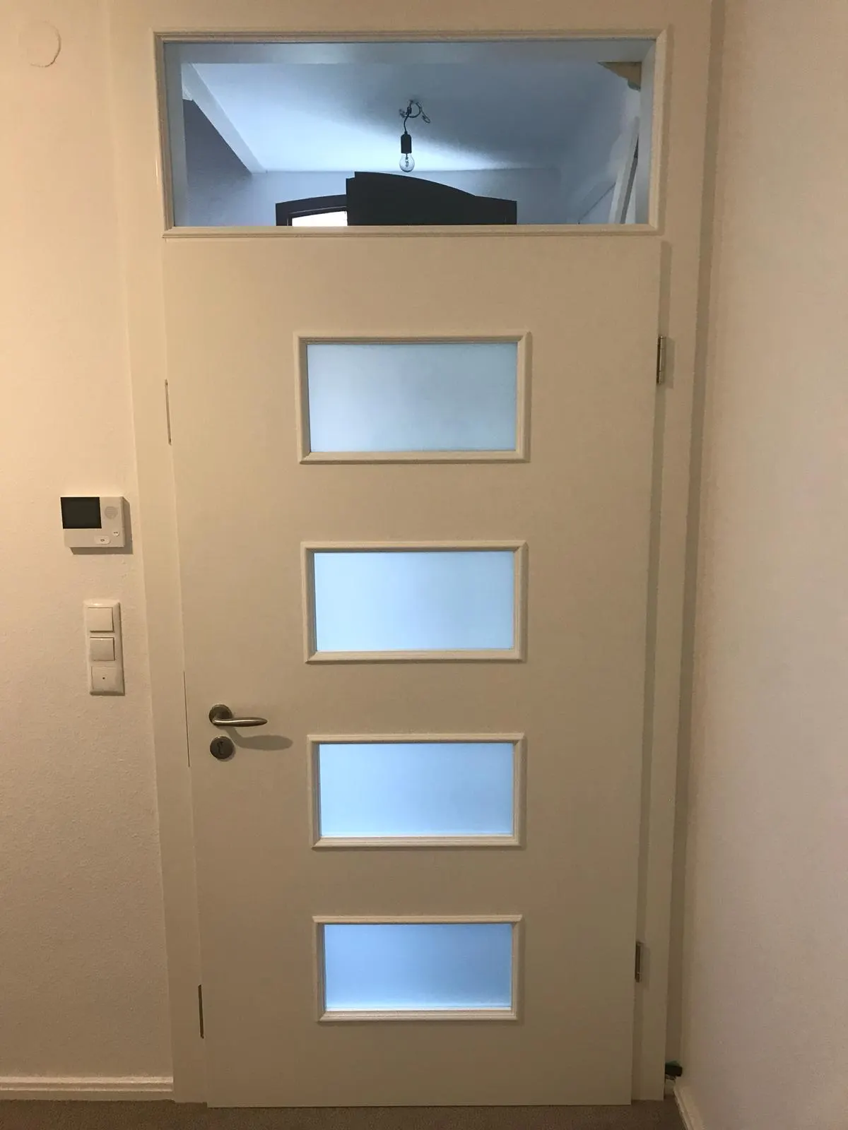Weiße Innentür mit vier Glasfeldern