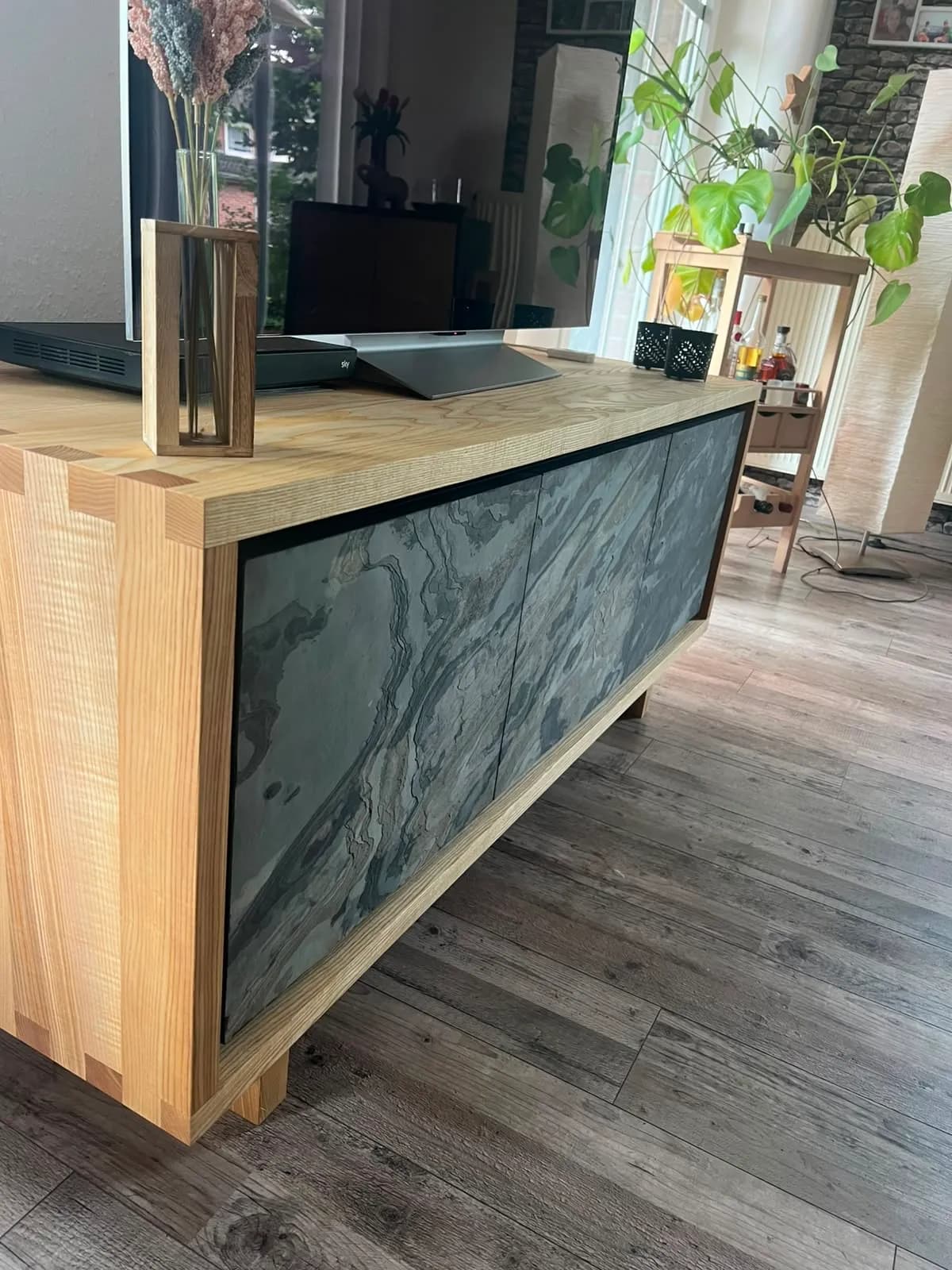 Gesellenstück aus unserer Werkstatt: Sideboard aus Esche mit Schiefer-Fronten und handgezinkten Ecken