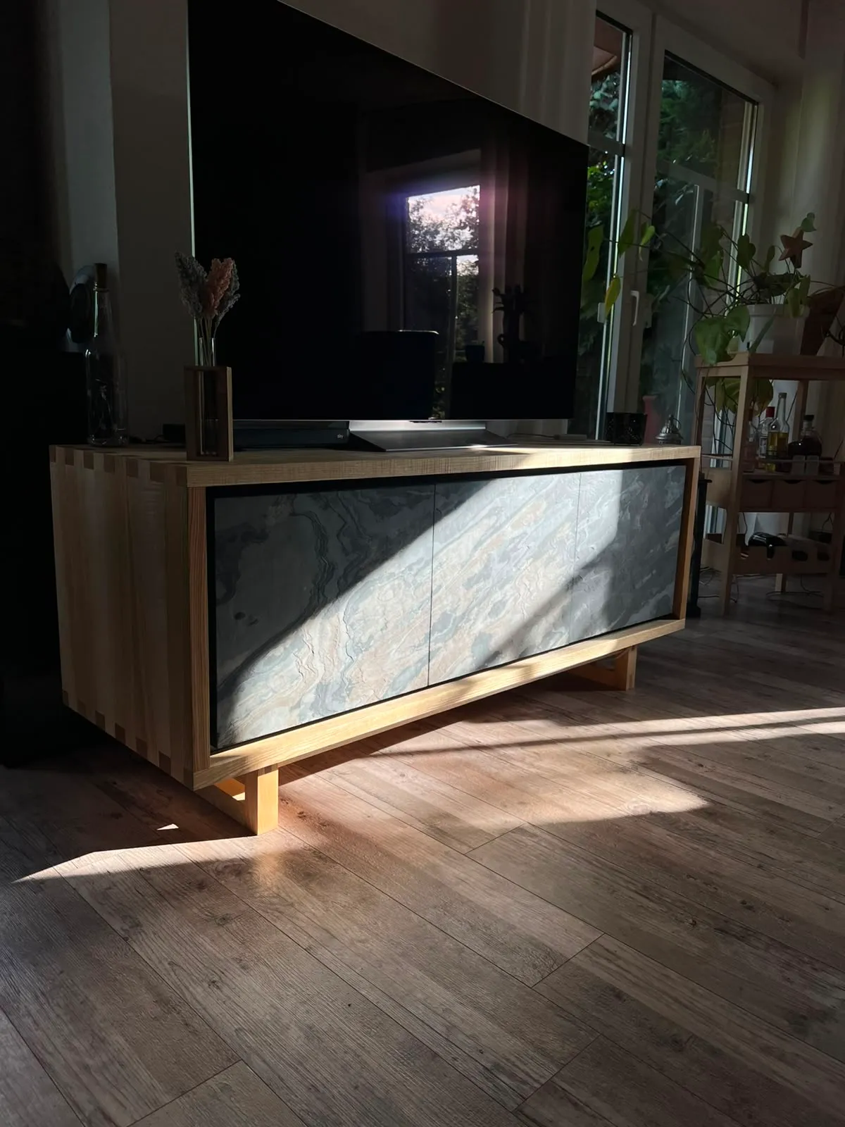 Detail des Gesellenstücks: Fingerzinken und Schiefer-Front des Esche-Sideboards