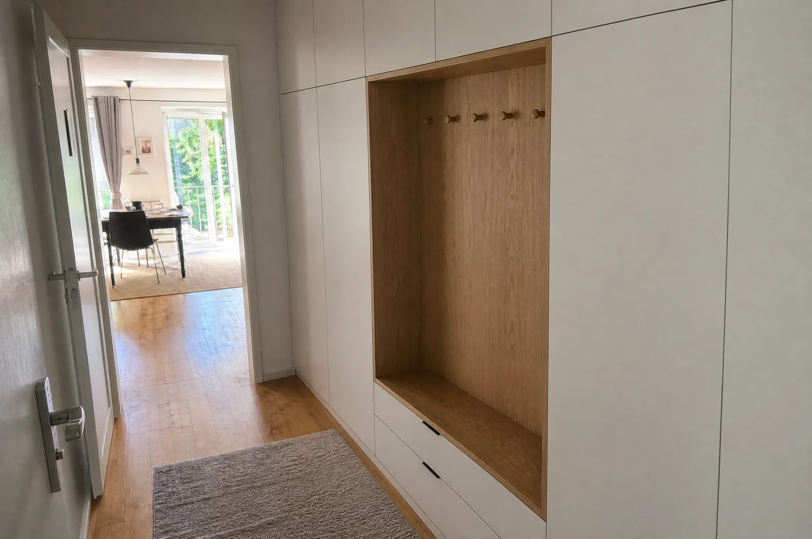 Nachher: Einbaugarderobe mit Sitzbank und Schuhauszügen (Visualisierung)