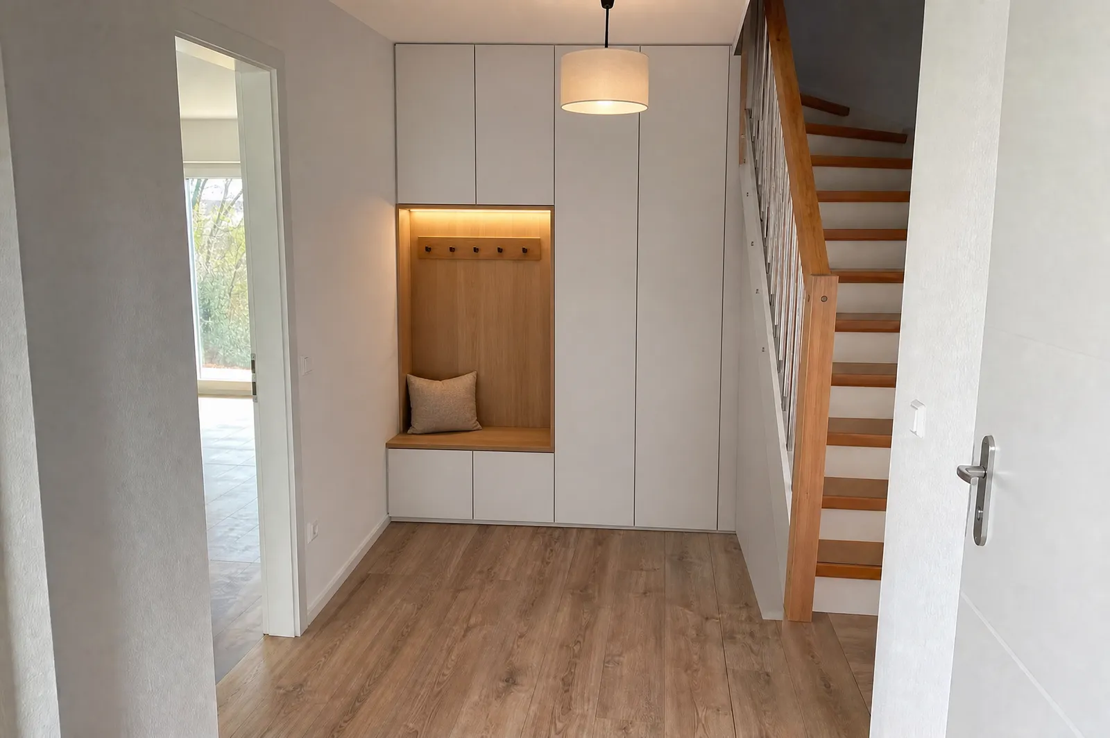 Nachher: Neubau eingerichtet mit Einbaugarderobe nach Maß (Visualisierung)