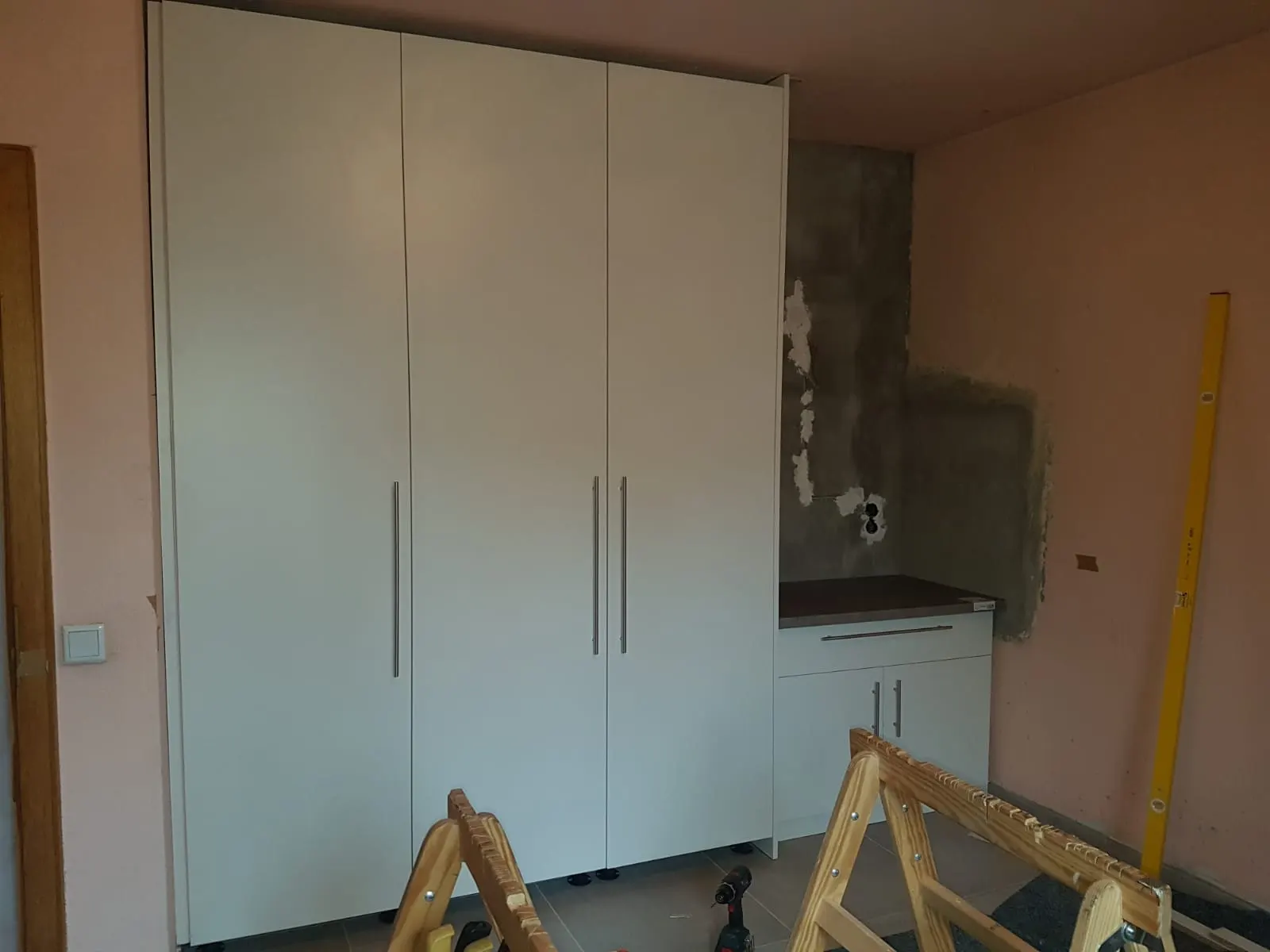 Weißer Hochschrank nach Maß, raumhoch eingepasst