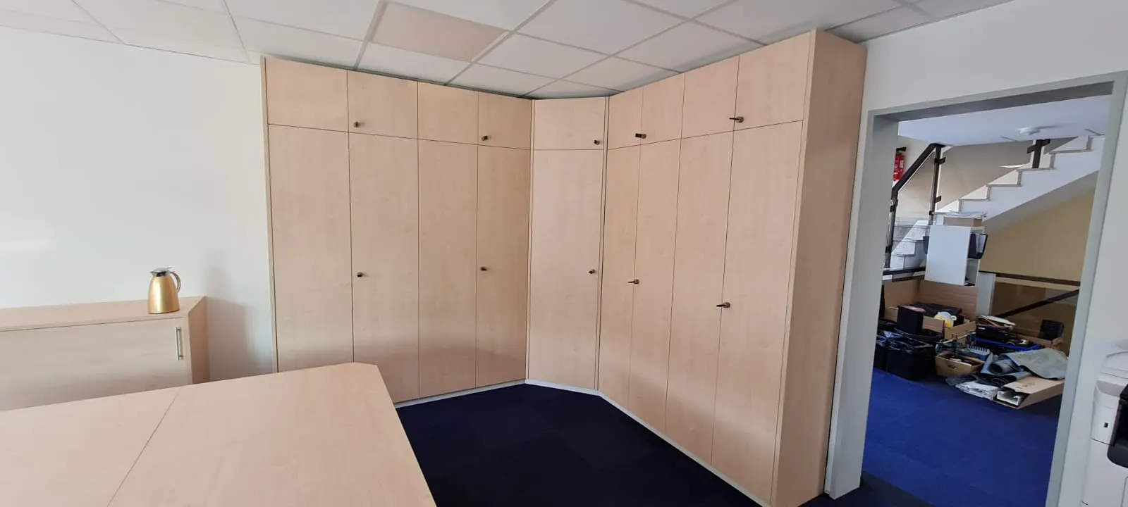 Einbauschrank in der Dachschräge mit durchgehenden weißen Fronten