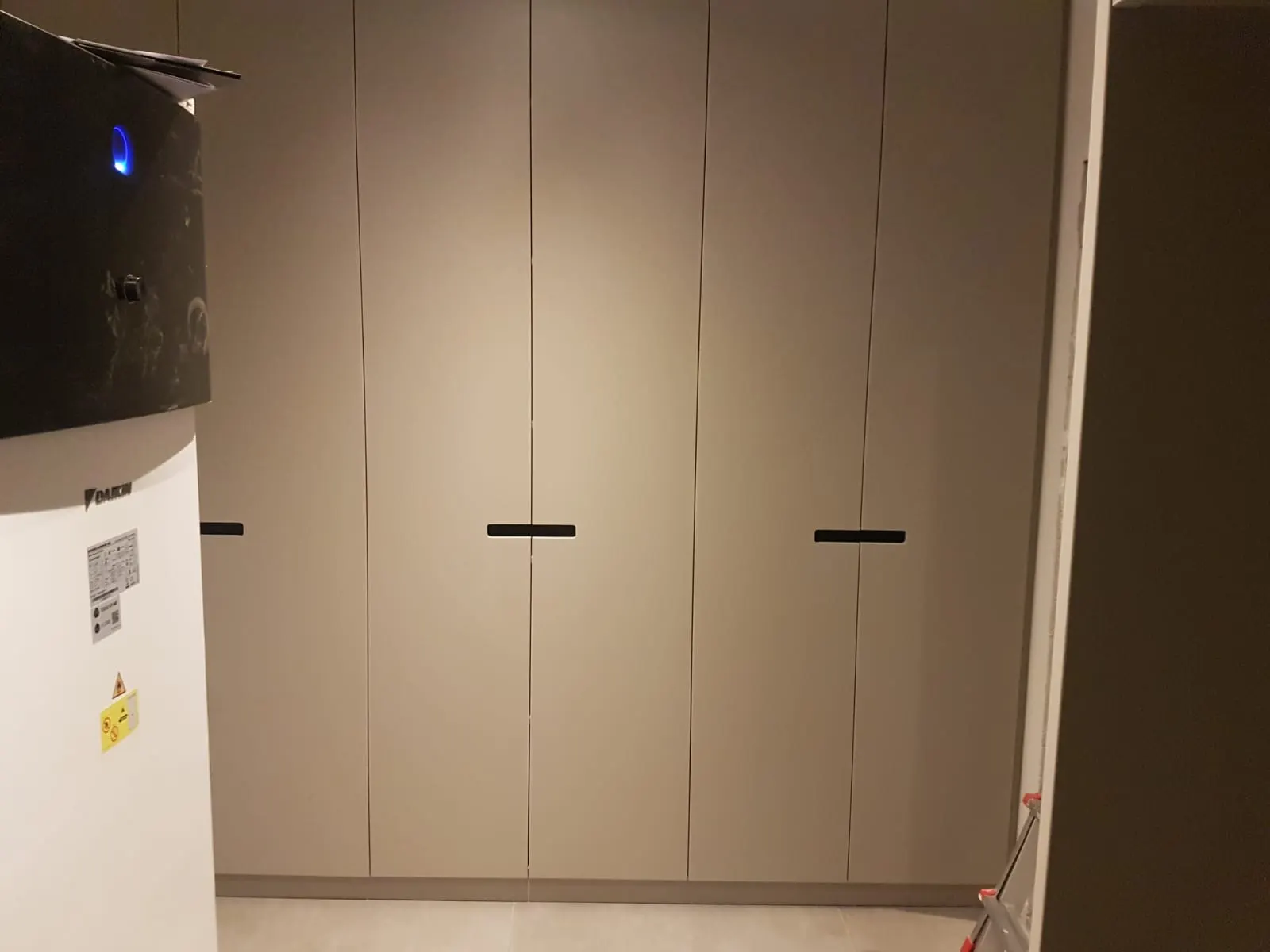 Wandfüllender Einbauschrank mit beigen Fronten