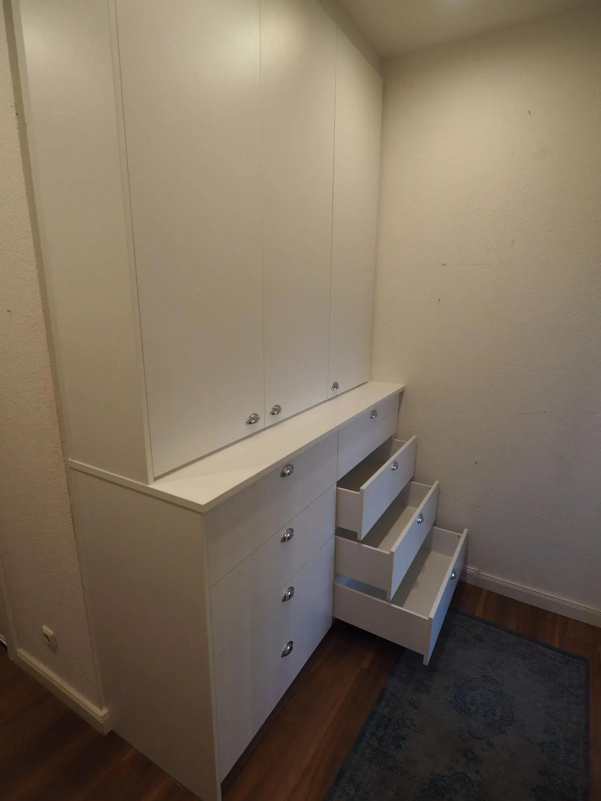 Schubladenauszüge im Einbauschrank unter der Dachschräge