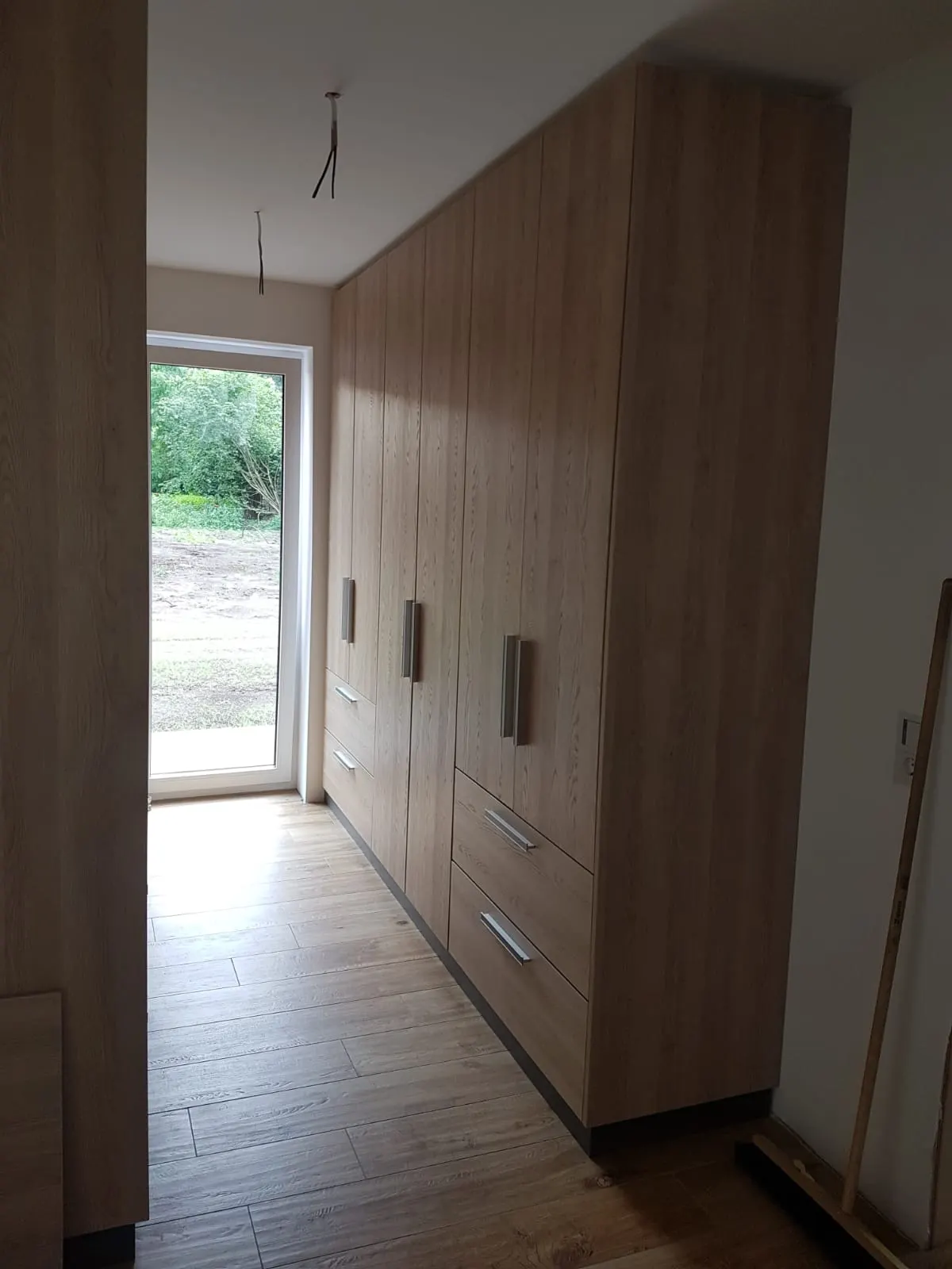 Einbauschrank in Weiß mit Elementen aus Eiche