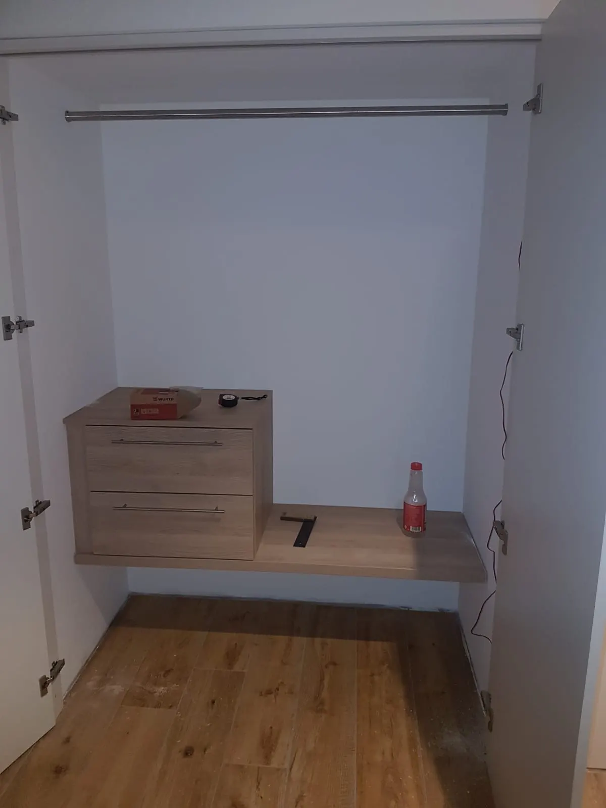 Garderobenschrank mit integrierter Sitzbank aus Holz