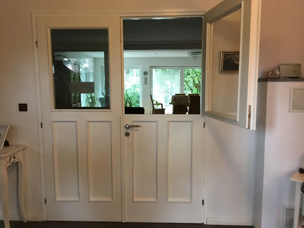 Weiße Küche mit Vitrinenschrank aus Glas