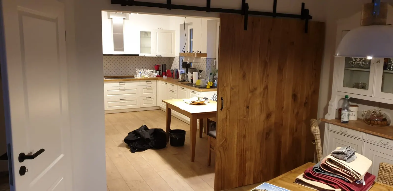 Küche mit Holzelementen und Schiebetür im Scheunenstil