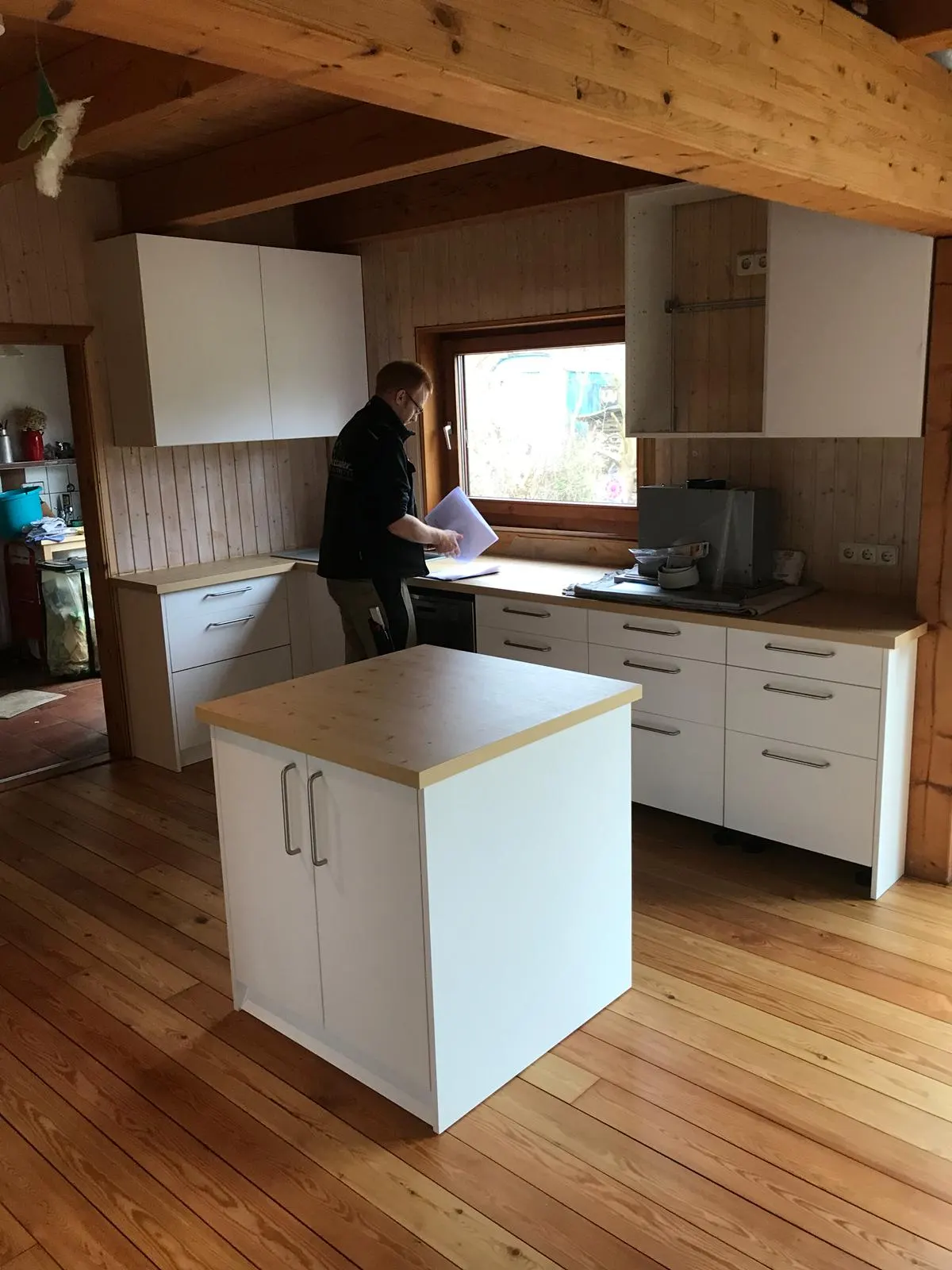 Kochinsel unter freigelegten Holzbalken
