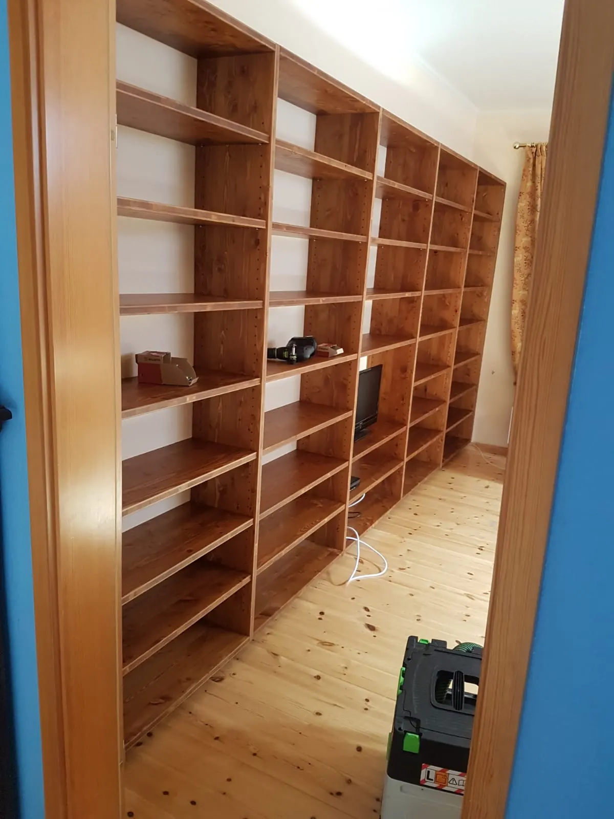 Raumhohes Bücherregal aus Holz nach Maß