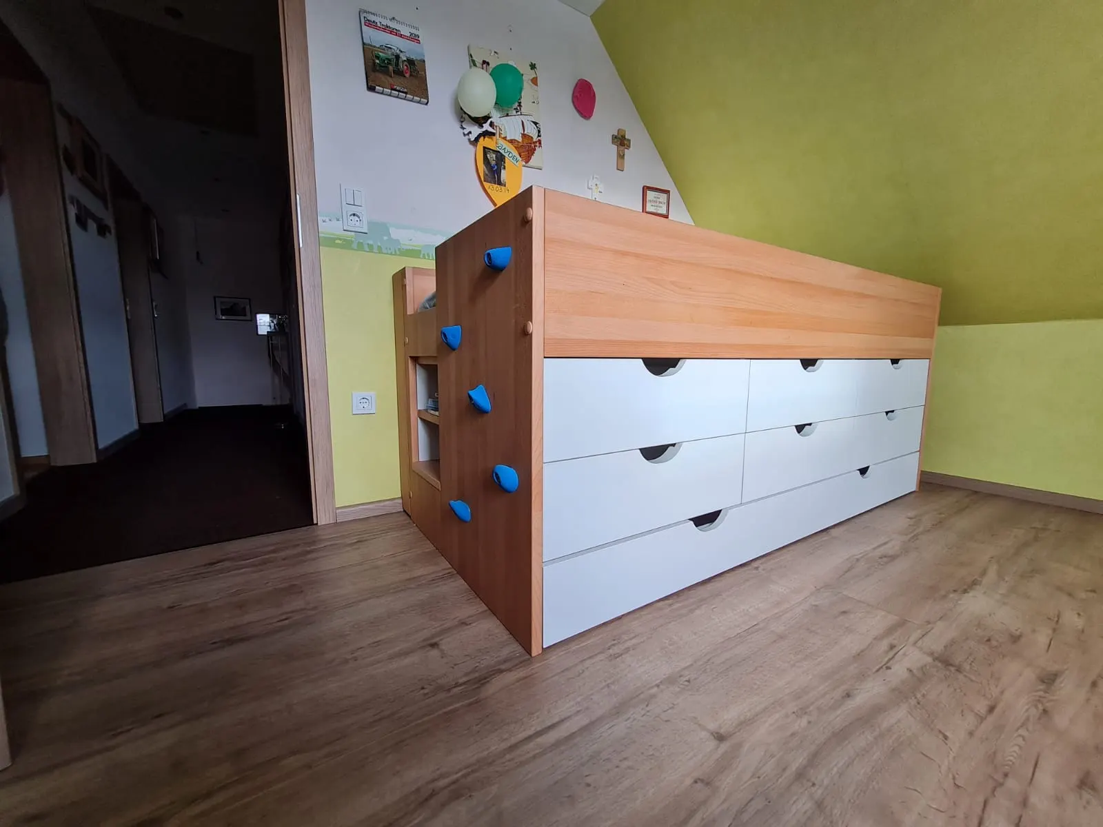 Kinderzimmer mit Kletterwand und Möbeln nach Maß