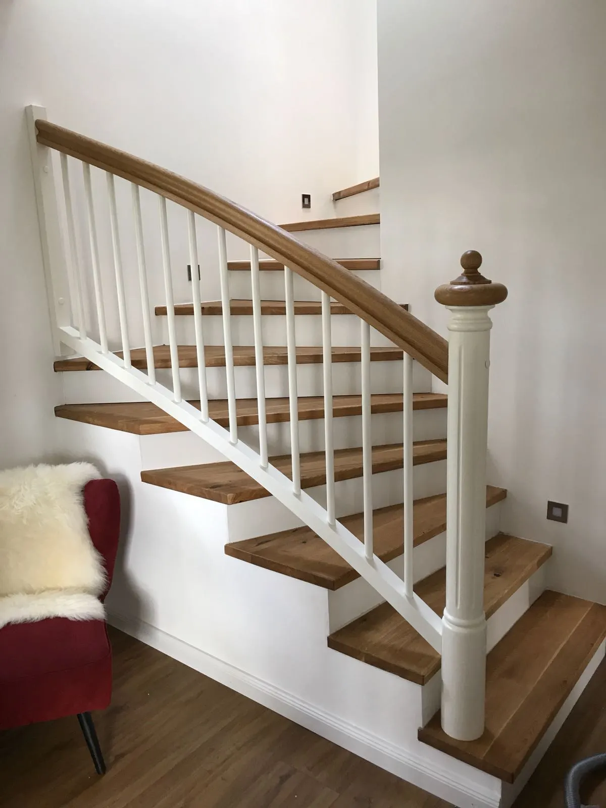 Maßgefertigte Treppe, weiß mit Stufen aus Eiche