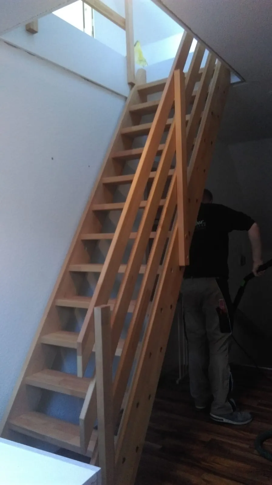 Neue Treppe aus hellem Massivholz