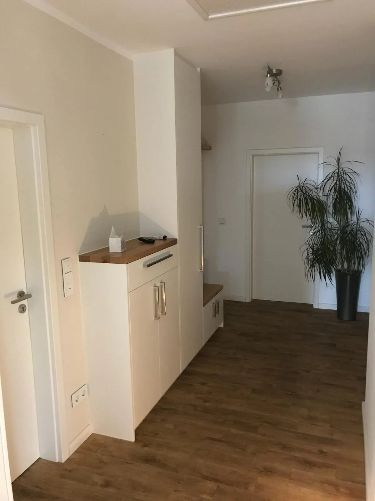 Flur mit weißen Innentüren und Garderobe nach Maß