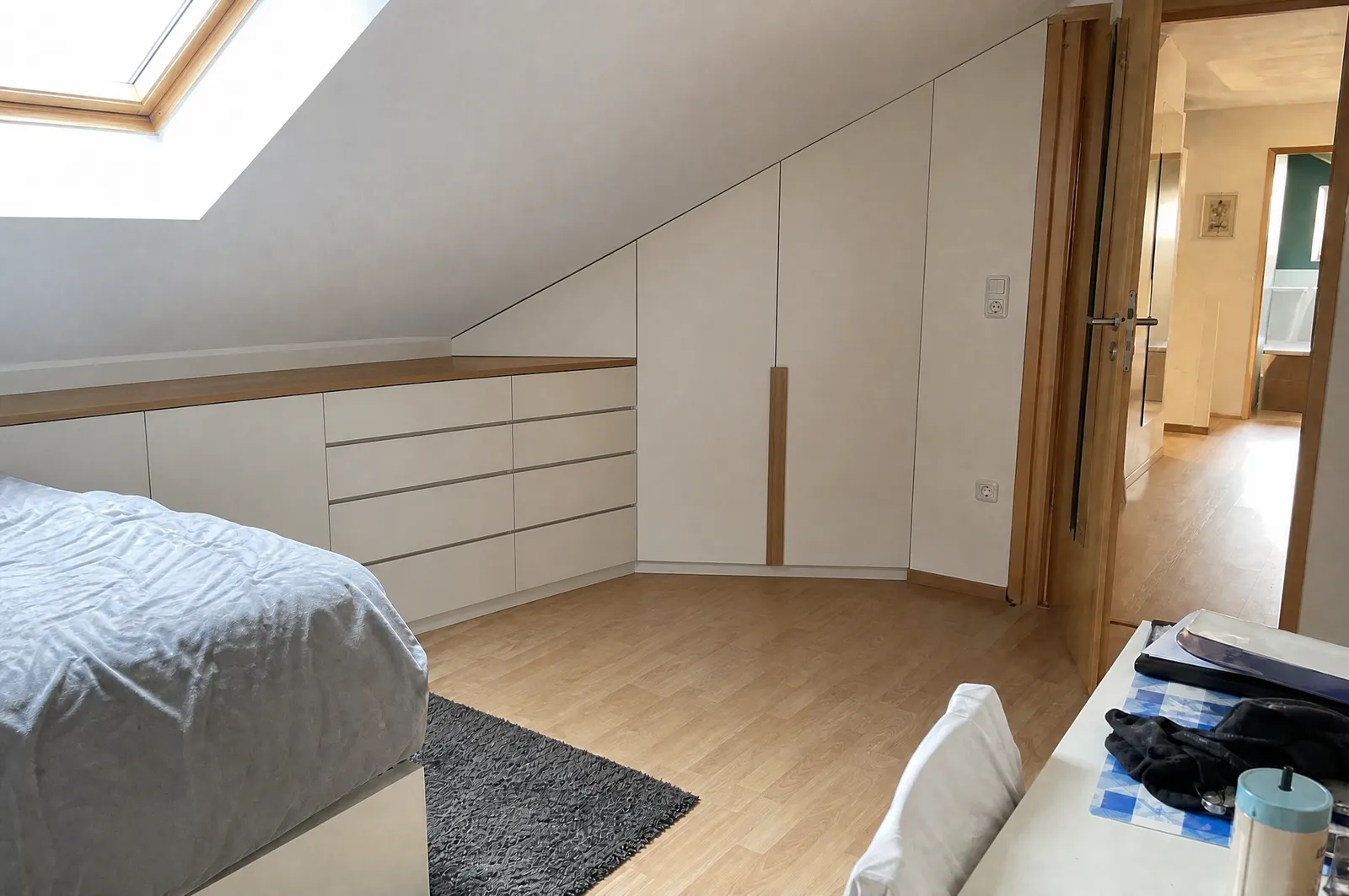 Nachher: maßgefertigter Schrank, millimetergenau in der Schräge (Visualisierung)