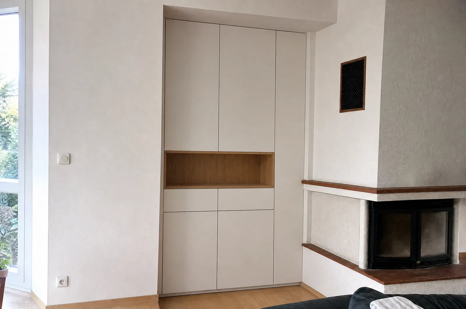 Nachher: raumhoher Einbauschrank, exakt in die Nische eingepasst (Visualisierung)