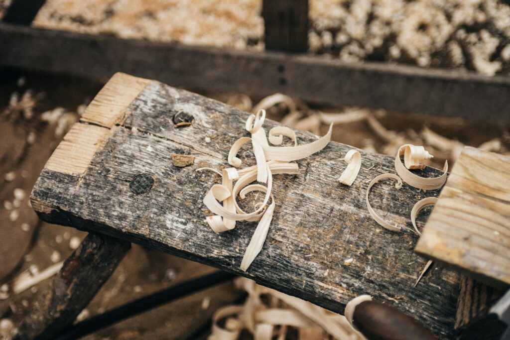 Holzspäne auf einer alten Werkbank aus Holz